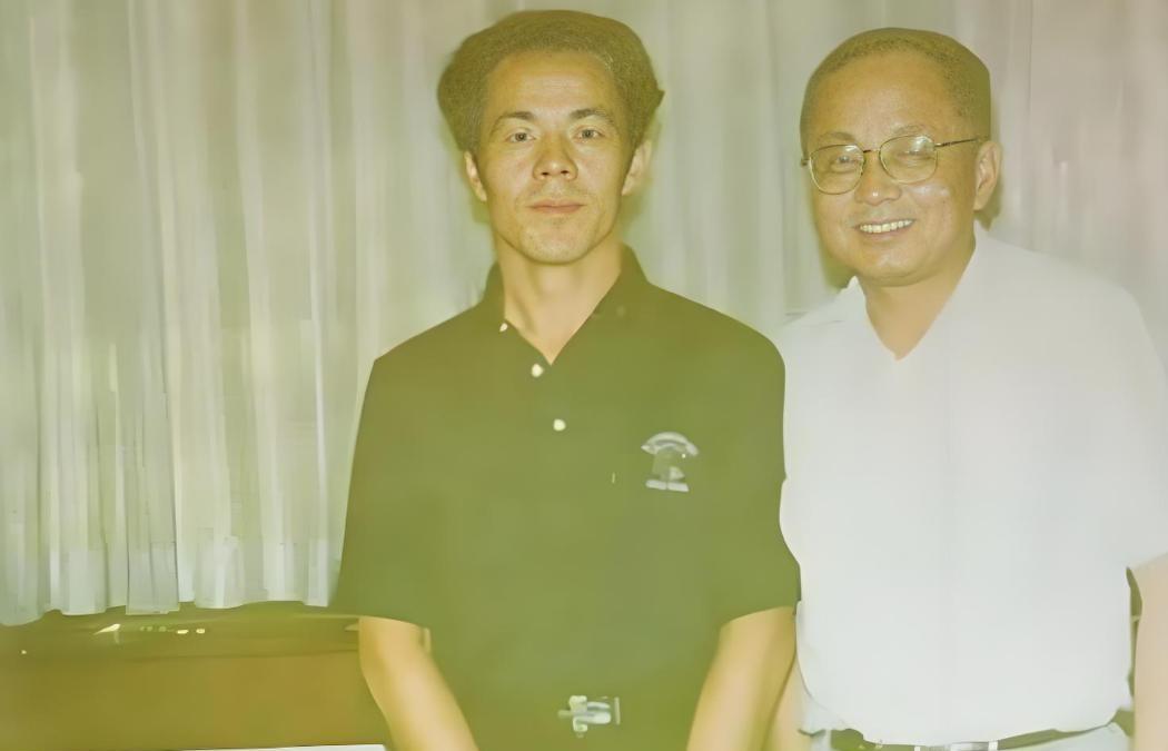 八十年代那个叫张宝胜的人。他号称有特异功能，能意念移物，还能把药片从密封的瓶子里