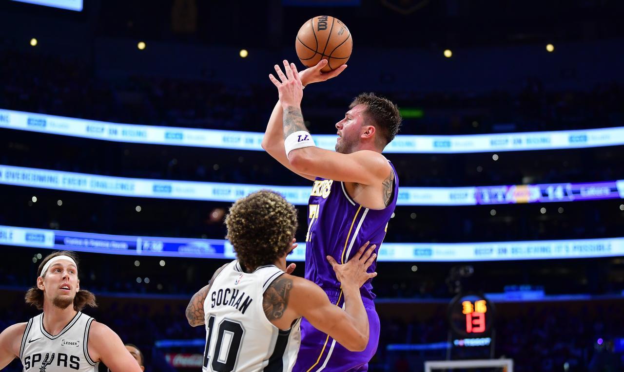 东契奇生涯第5次对阵文班亚马，战绩为5胜0负。说明还是要有强力后卫，湖人可以没有