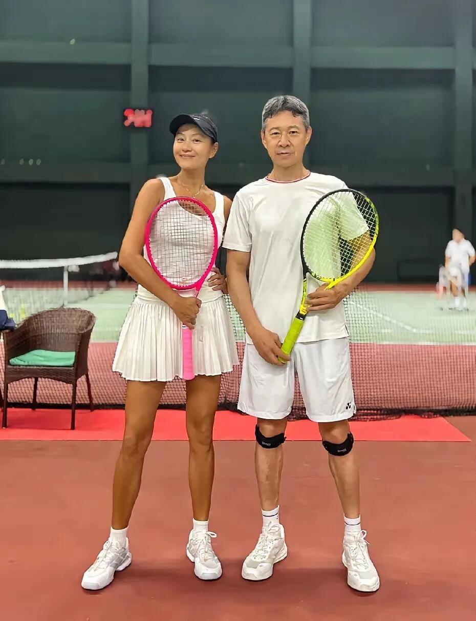 爱运动的女明星不管多老，气质都是完美的，女的是超模瞿颖，身材好苗条，比马艳丽都要