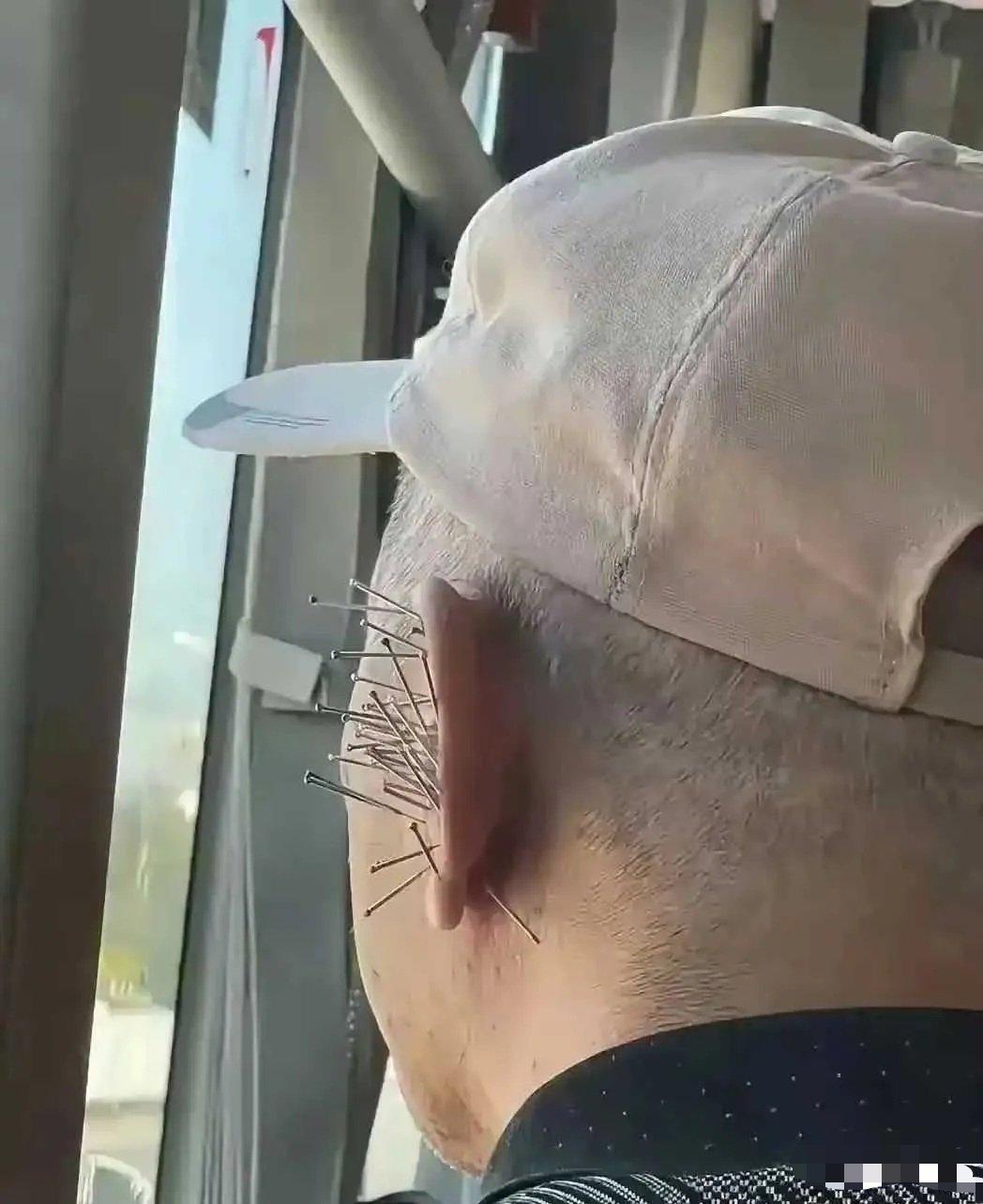 在车上遇见的这个爷爷，他的耳钉好特别啊