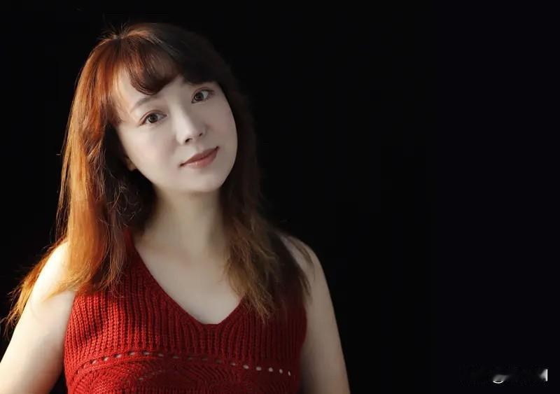 34岁台湾创作歌手黄小玫因“NK/T细胞淋巴癌”去世，太让人惋惜了。她身兼音乐制