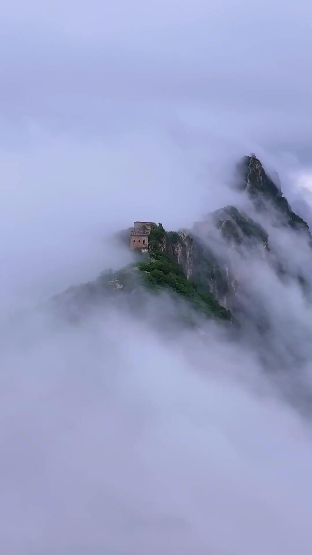 千层高山千层雾万丈深渊万丈霭日照香炉生紫烟，遥看瀑布挂前川。飞流直下