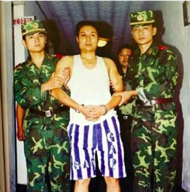 这是2000年，“悍匪”张君刚刚落网，被关押在重庆看守所时，留下的一张老照片，照