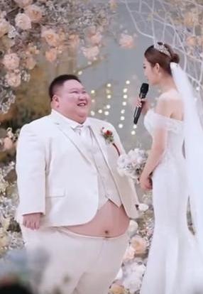 要说新郎有钱吧，礼服盖不住肚脐，没钱吧能娶这么漂亮的新娘！这难道真是遇到爱情了？