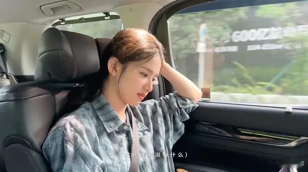 张婧仪穿衬衫搭帽子随性简单，拍车窗外美景心情好​​​