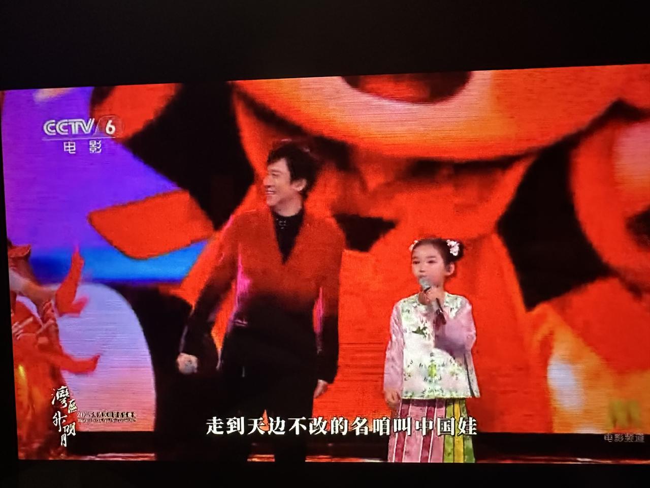 酒窝上台了！解晓东很久没露面了，唱的是字正腔圆，很有功底。酒窝很大方，俩人配