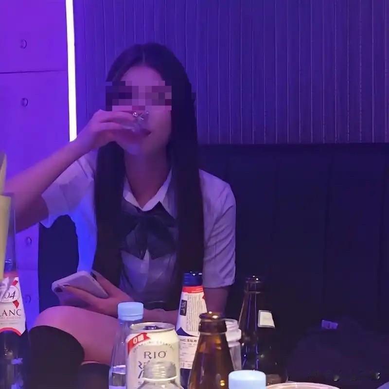 广东佛山，6名男子去KTV唱歌，一女子推开门，向他们推销起酒水，并敬了一圈酒，几