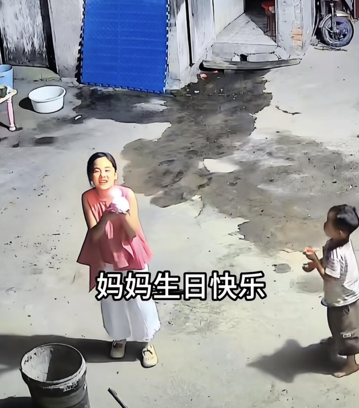 全网最戳心的生日蛋糕，只是一个白馒头。妈妈在外打工没法回家，姐弟俩在家对着监控，