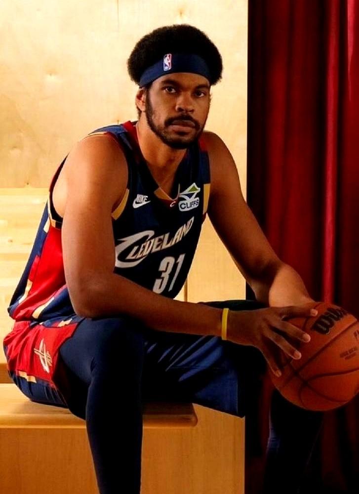 骑士队这回真把热火打回原形了！阿伦刚复出，直接带队狂虐对手36分，上半场就轰了8