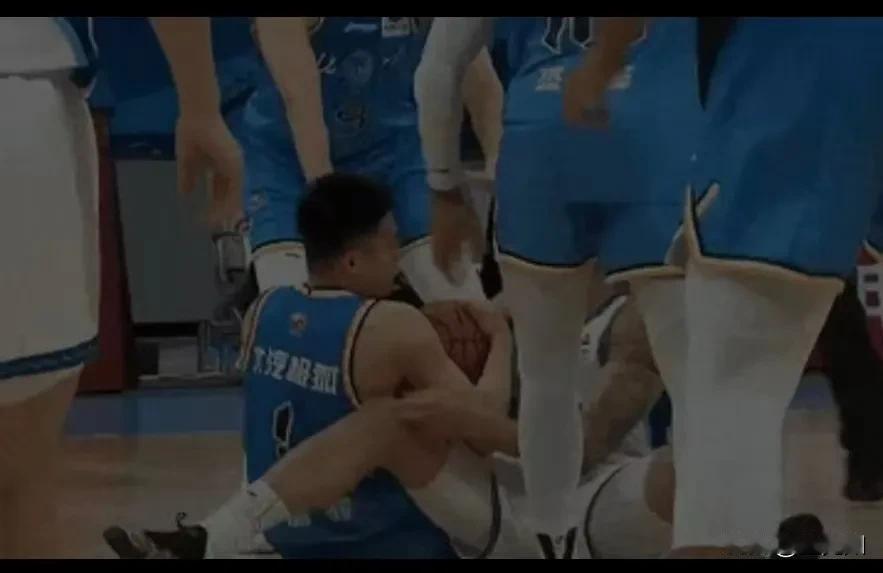 屋漏偏逢连夜雨啊，本来青岛队现在就人员吃紧，这韦瑟斯庞又伤了。其实在第三节韦瑟斯