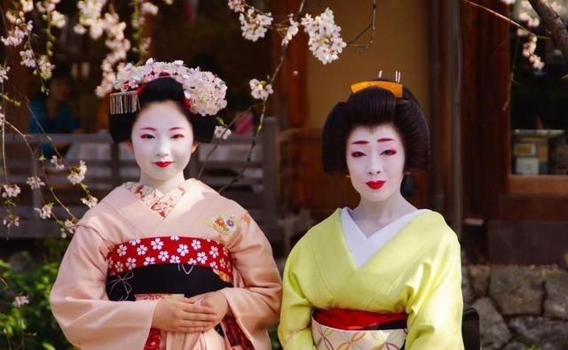 公元654年,日本送给唐高宗李治2个美女,李治很喜欢,当晚就和她们春风一度。然而