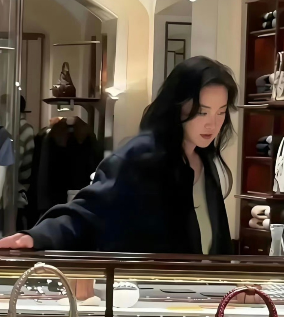 娱乐圈这两年变化最大的应该是贾玲了贾玲已经完全是另外的人了，不再肥胖搞笑，而是