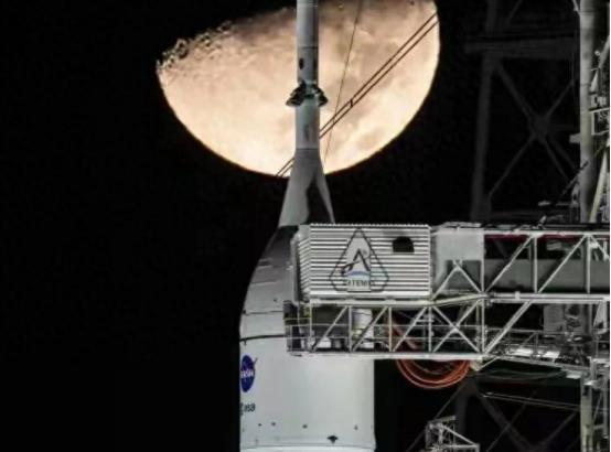 美国载人登月计划出现重大改变，登月任务改为在地球近地轨道对接 据新华社2