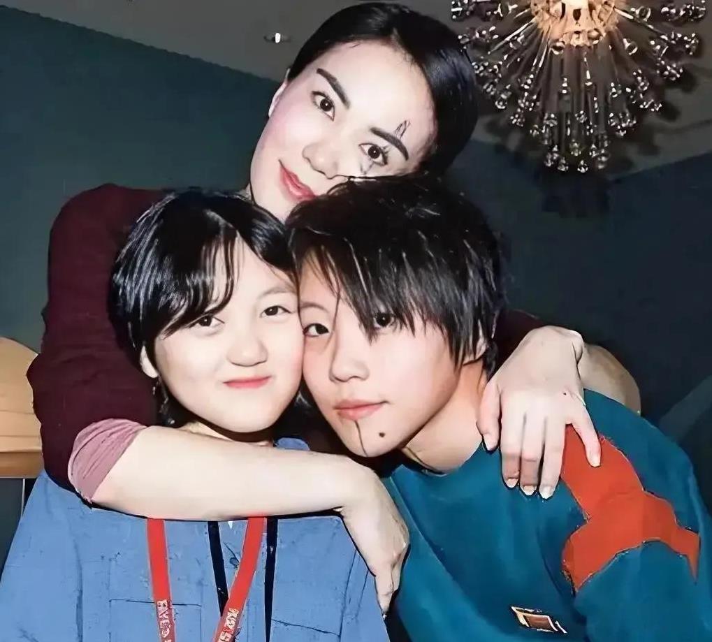 李嫣是个幸福的孩子。她的成长，都在见证一件事：爸爸妈妈爱她，倾尽全力。她一出生