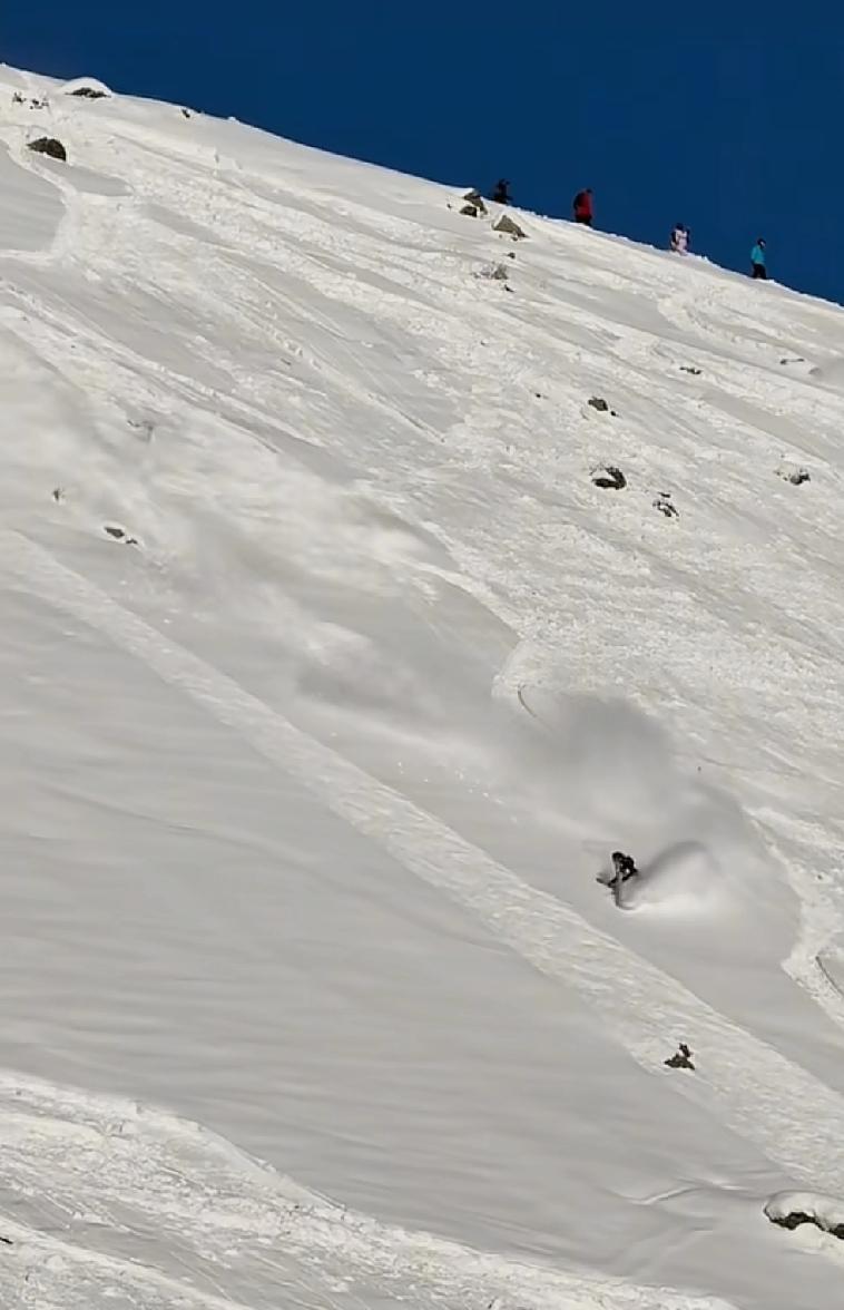 到底是我们没有常识，还是去新疆旅游滑雪的朋友们没有常识明明已经发生了雪崩，可还