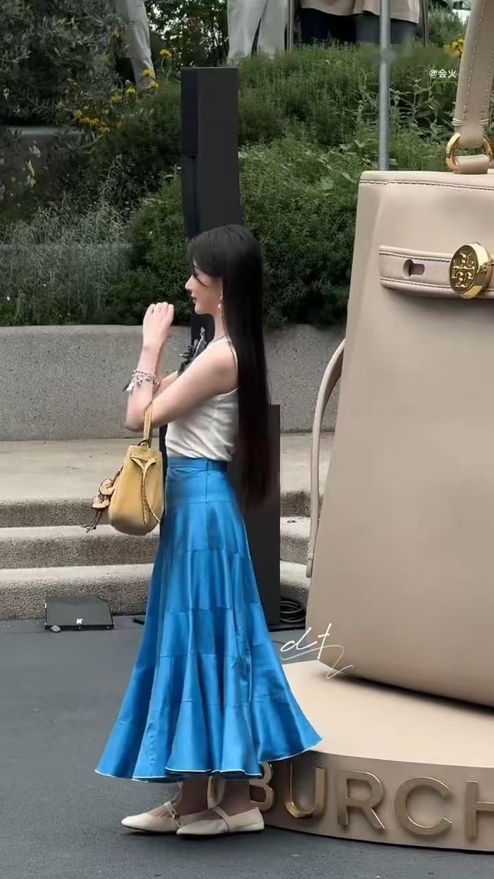 孔雪儿实物战神来的孔雪儿这颜值真的没谁了！高糊画质依旧精致，黑长直造型搭配蓝裙，