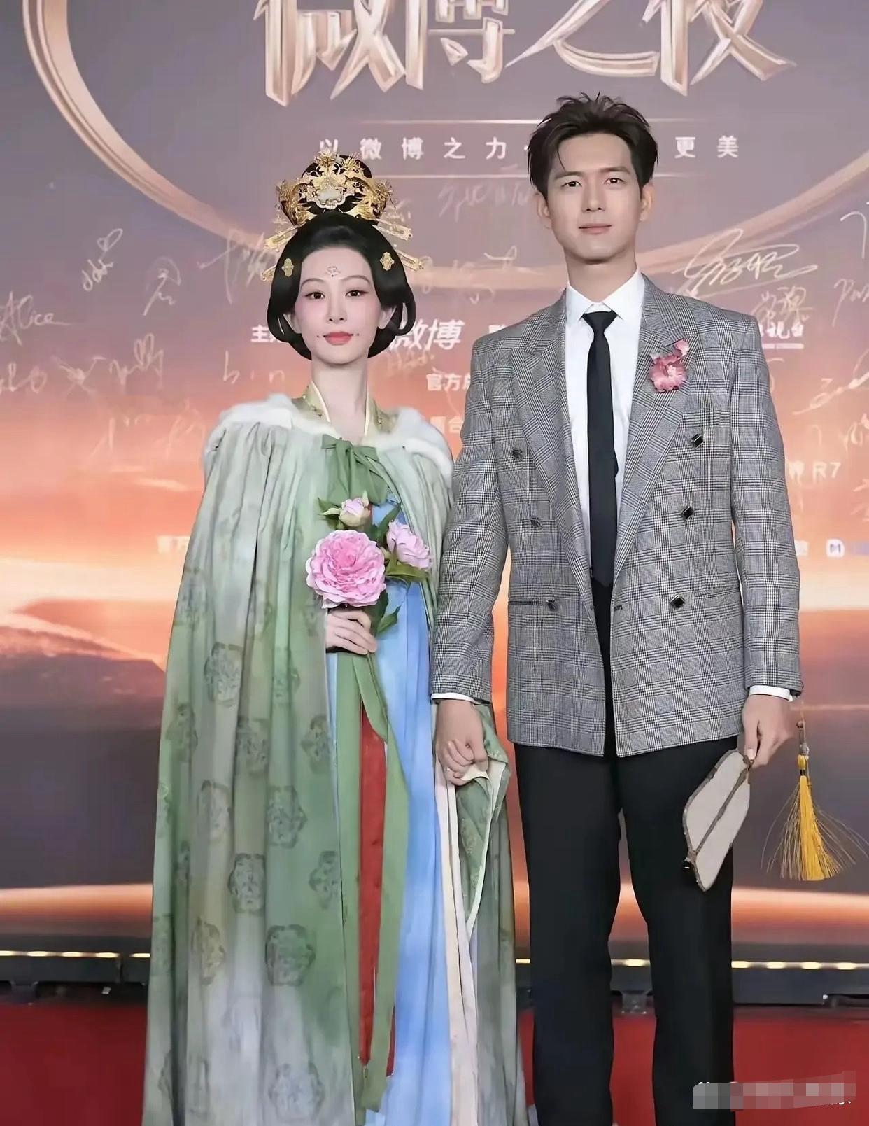 杨紫估计头都大了，这手挣开还是不挣开好。