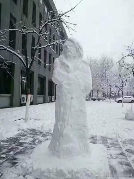 石家庄身边事河北师范大学的童靴做的堆雪人，这技术太好了吧，好有艺术气息，你们觉得