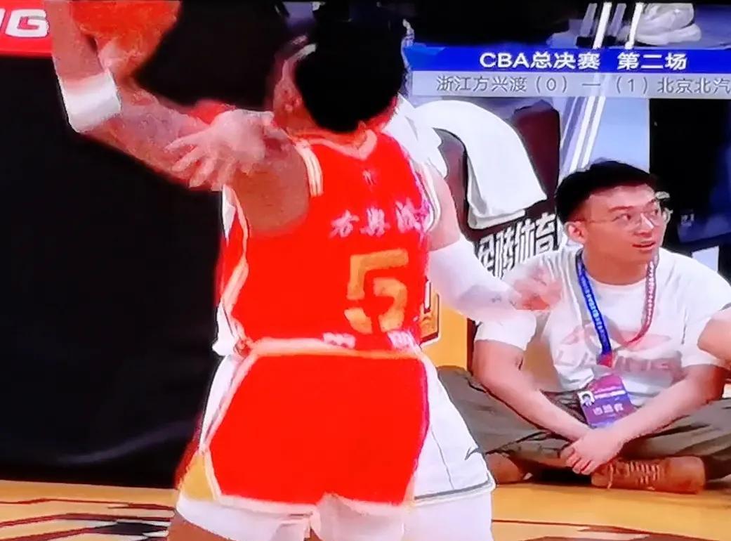 陈盈骏的犯规个个都是擒拿手、高智商、大战略。陈盈骏技术和经验都不错，三分球投的挺