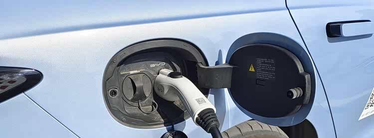 前几天跟朋友聊车，他说“电车省油不省钱”。我说你知不知道，现在有电机效率已经干到