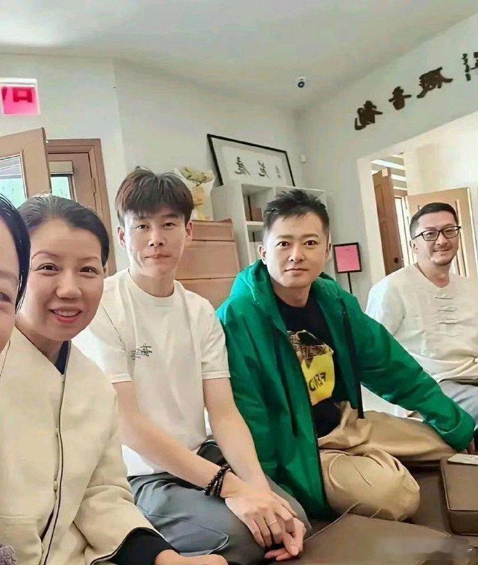 岁月这把“杀猪刀”，却在任泉身上雕出别样韵味。眼前模样，若不细瞧，真难辨是曾经那