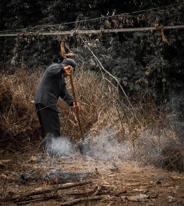 初一回老家拜年，看到几位叔叔，一年不如一年了，人都躲不过岁月这把刀啊！一位叔叔
