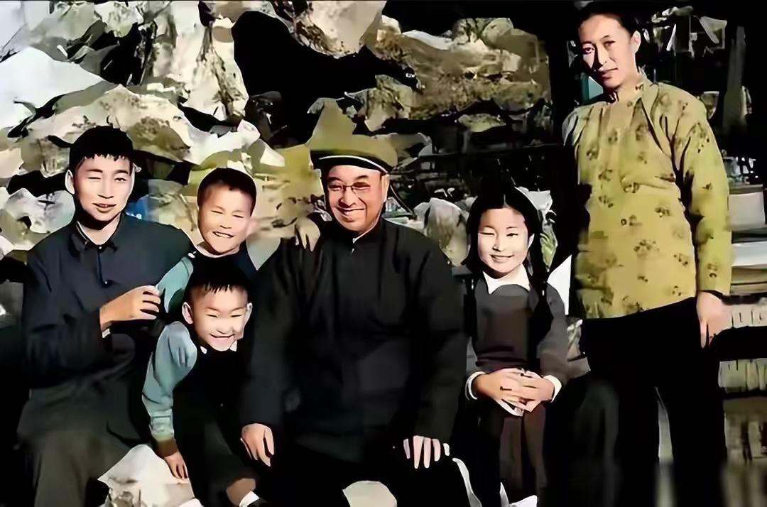 1960年，57岁的陈赓和家人的最后合影，气色不佳，一年后去世
