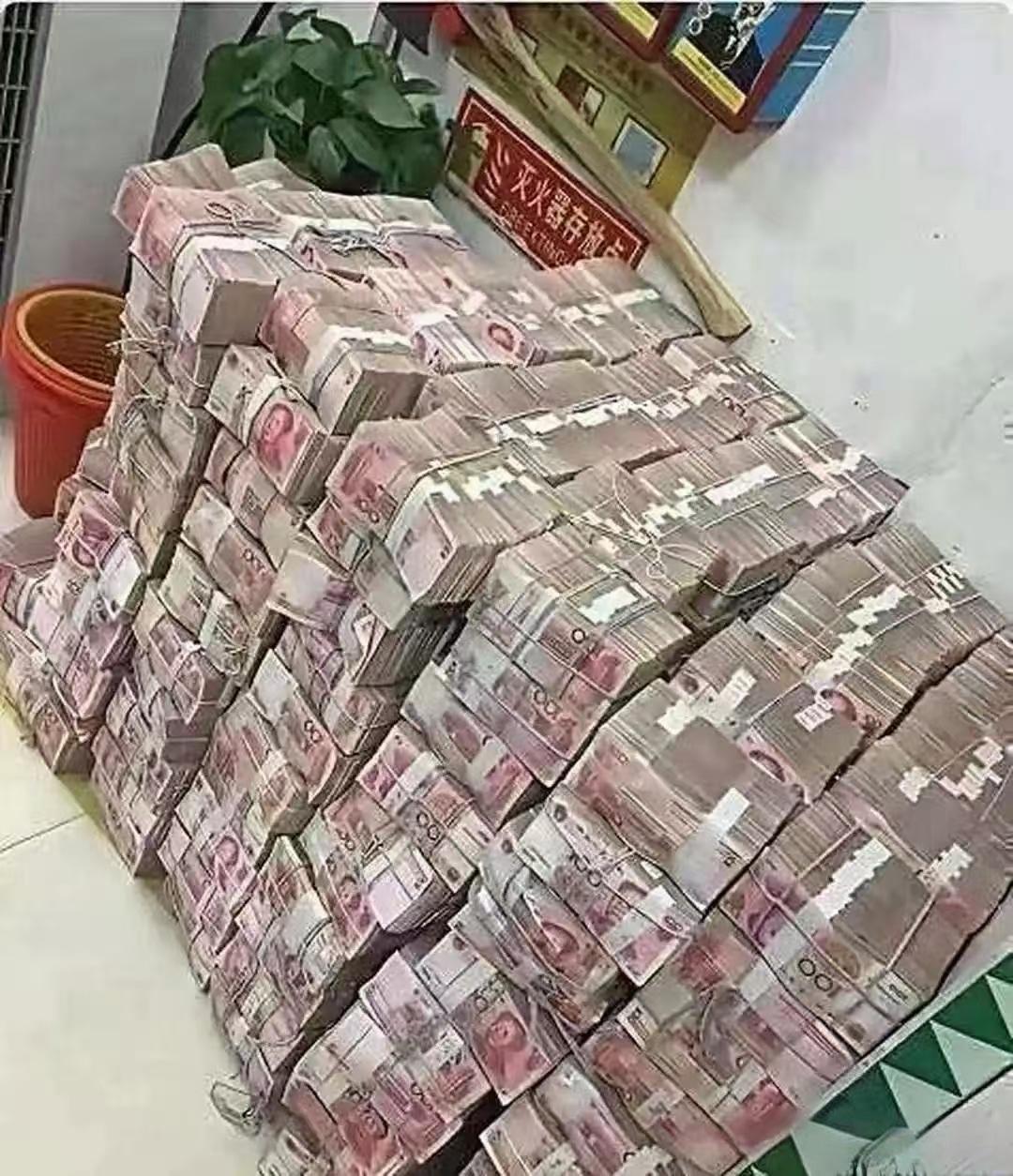 这些人，钱捞多了，银行又不敢放，储存在家里，日焦夜愁，心惊胆颤也睡不安。我说，他