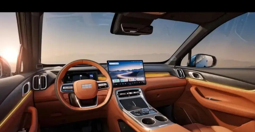 昨天下午路过4S店，门口那排长龙让我心里咯噔一下，一打听才知道，全是奔着刚出的银