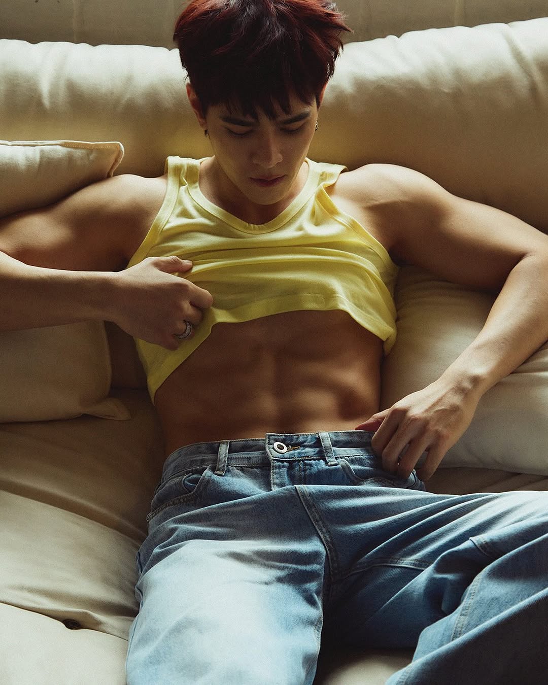 谁懂啊！泰国男爱豆撩衣服这一下...泰国男团DomundiTV成员索恩塔斯特