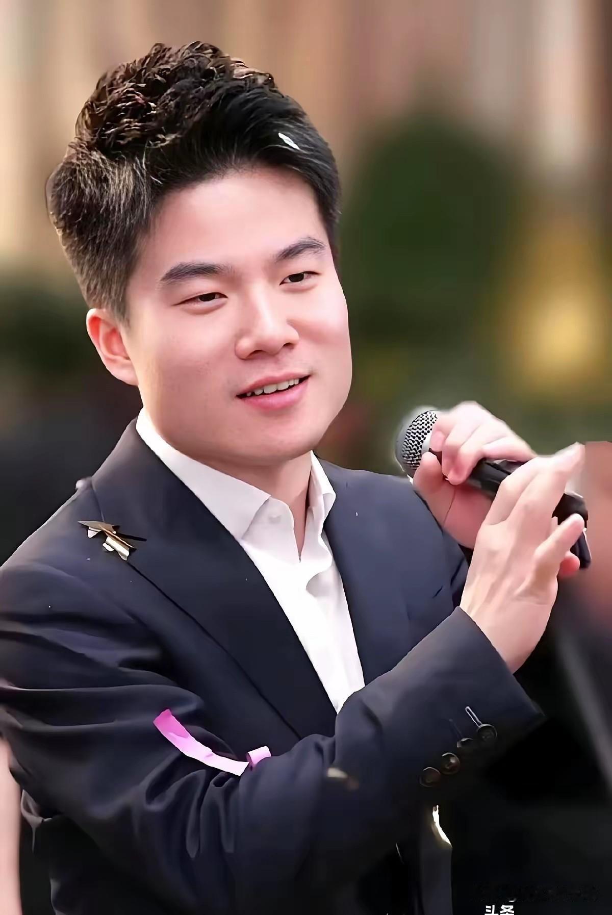 董宇辉说，比如说中国电商，现在发展的这么好，其实不是说镜头前这几个主播做的。他是