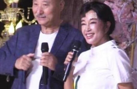 一次，刘晓庆看到陈佩斯，她笑着对身边的人说：这是我大侄子，我是他小姑。但别人根本