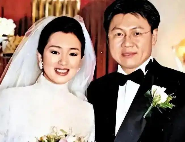 2007年前后，影后巩俐为生孩子在新加坡喝了大半年中药，她1996年嫁给新加坡商