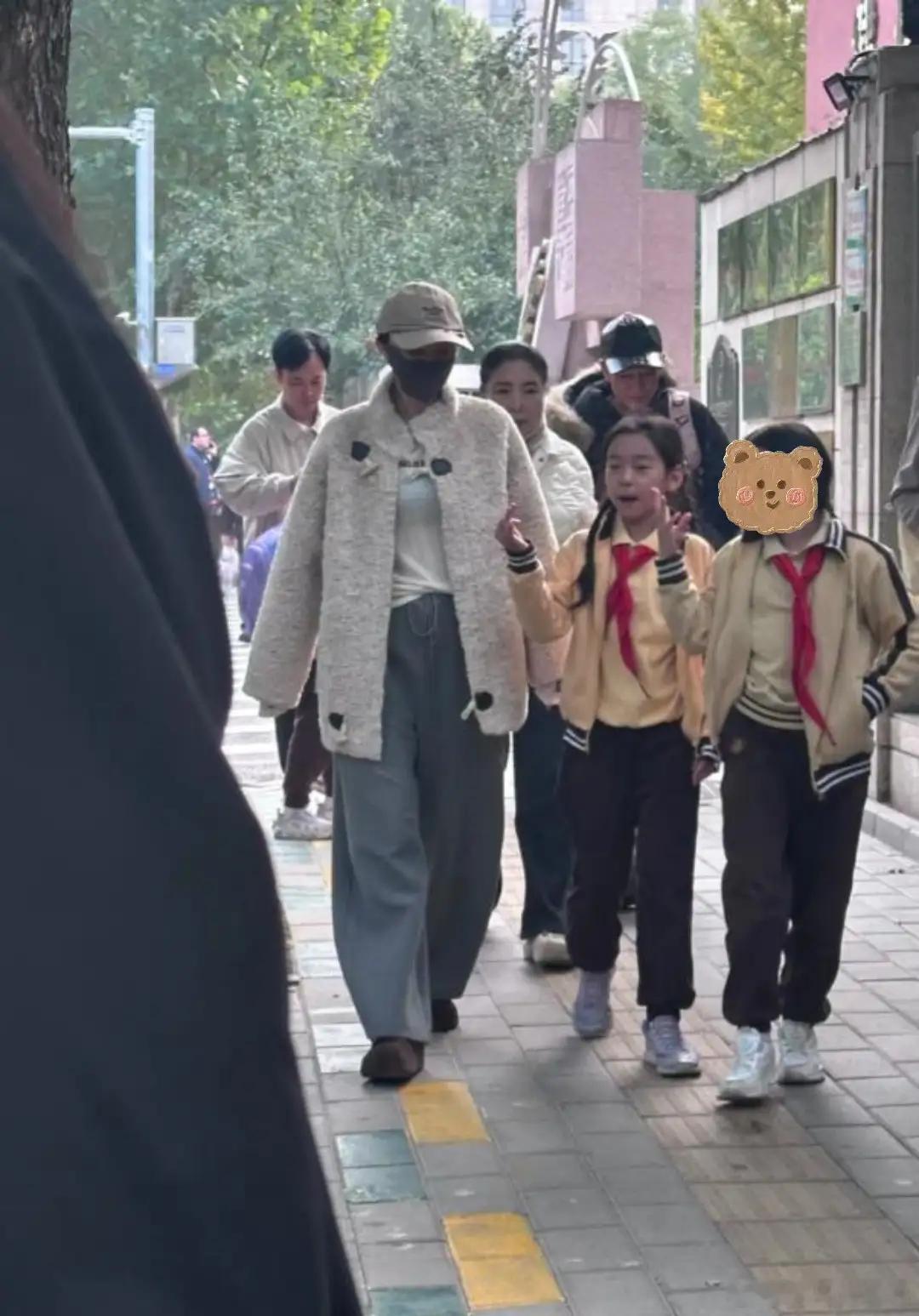 董璇一家三口接女儿放学，酒窝读公立学校，戴三道杠袖章好厉害……​​​