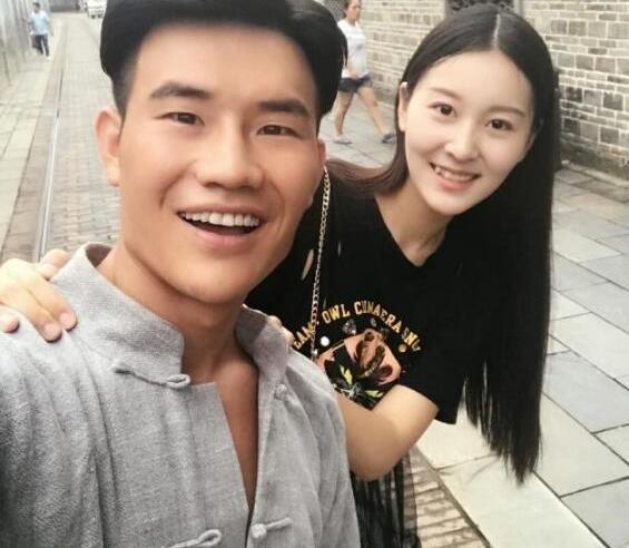 嘎子谢孟伟的老婆，把他视频全删了。这事儿一出，好多人就说，嘎子这回真要完了。
