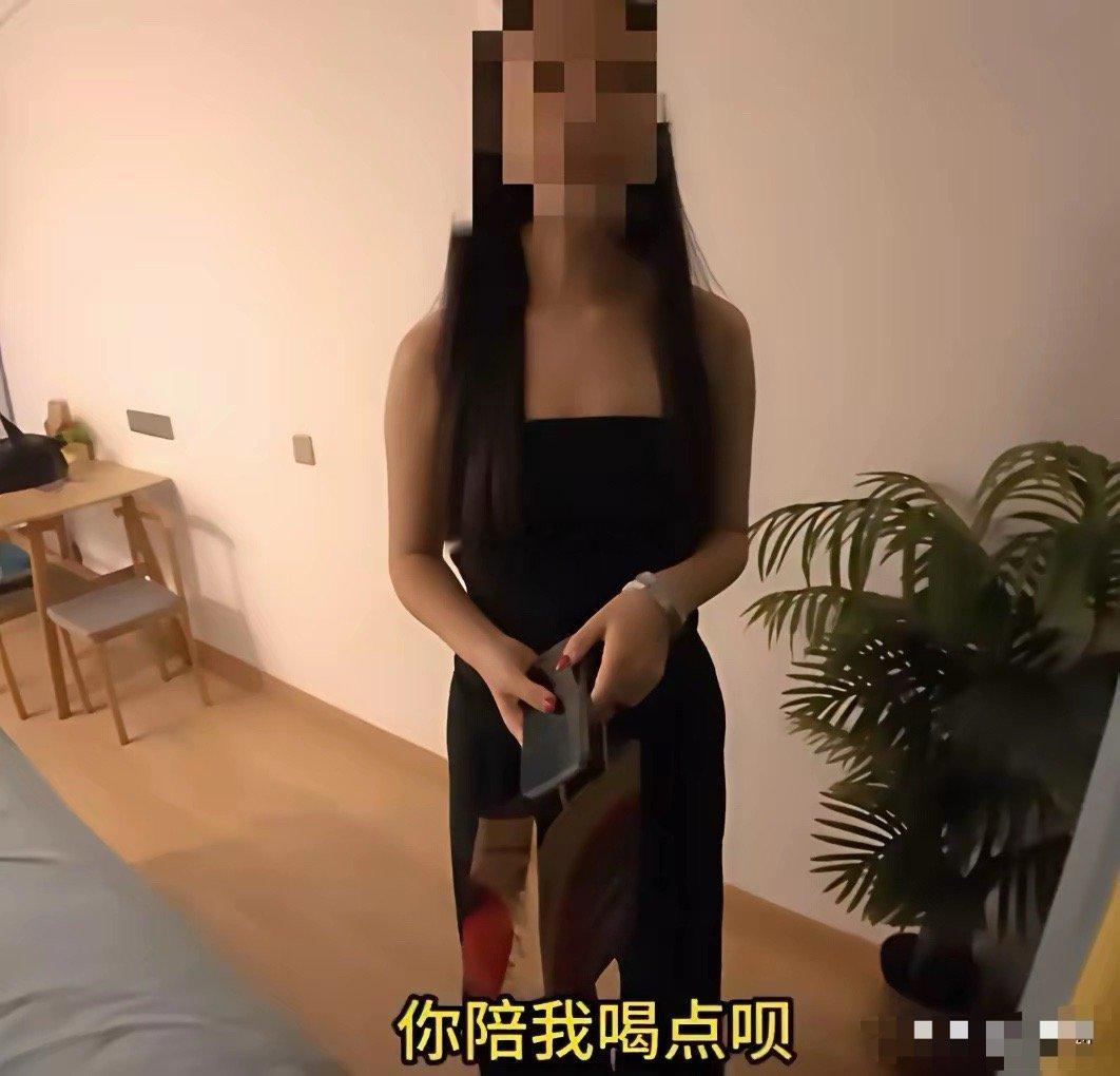 一女子发现异地男友在和别的女人喝酒，气到失去理智，谎称空调坏了把外卖小哥拉进屋，