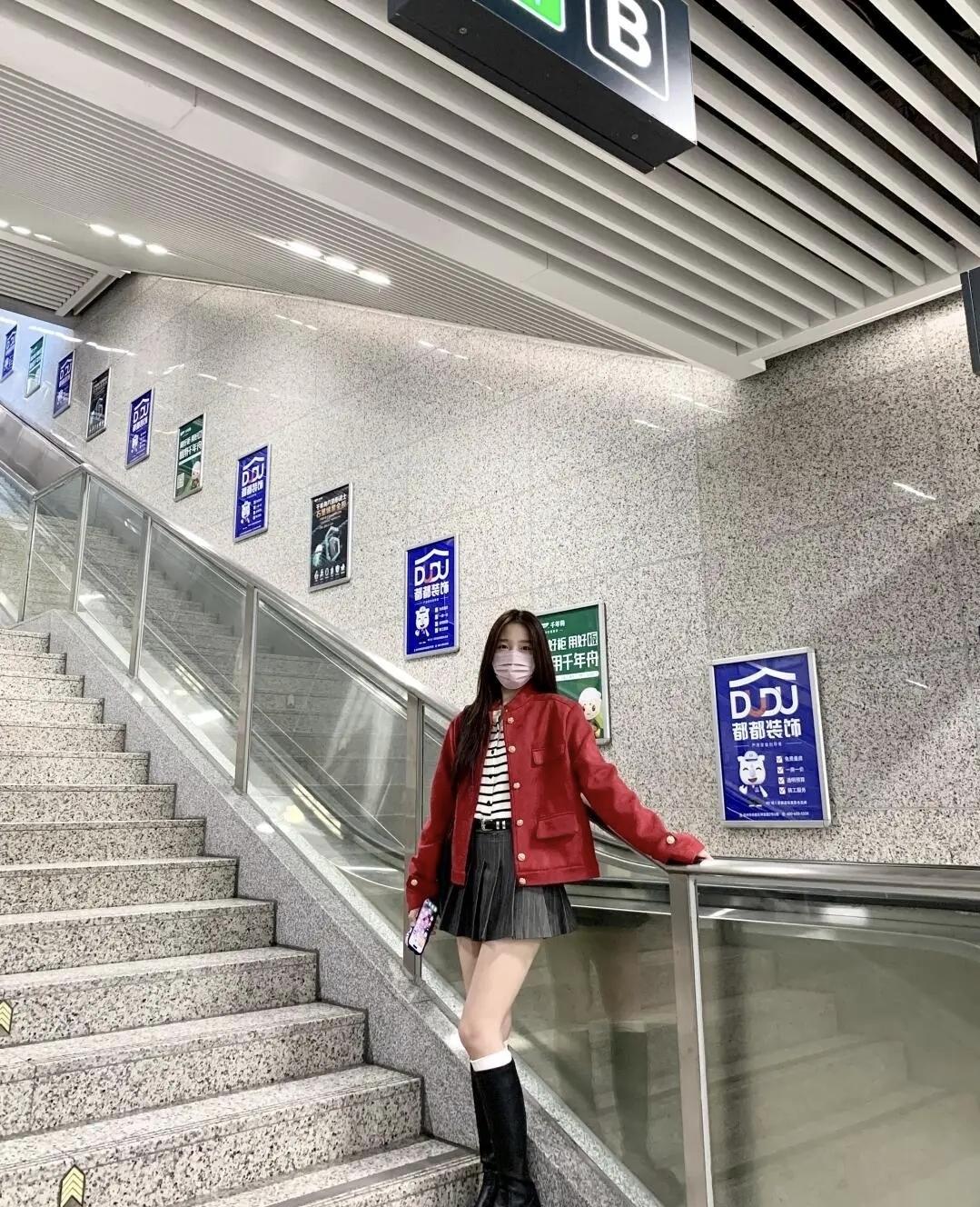 穿梭在城市的地下脉络，用一抹红点亮赶路的日常