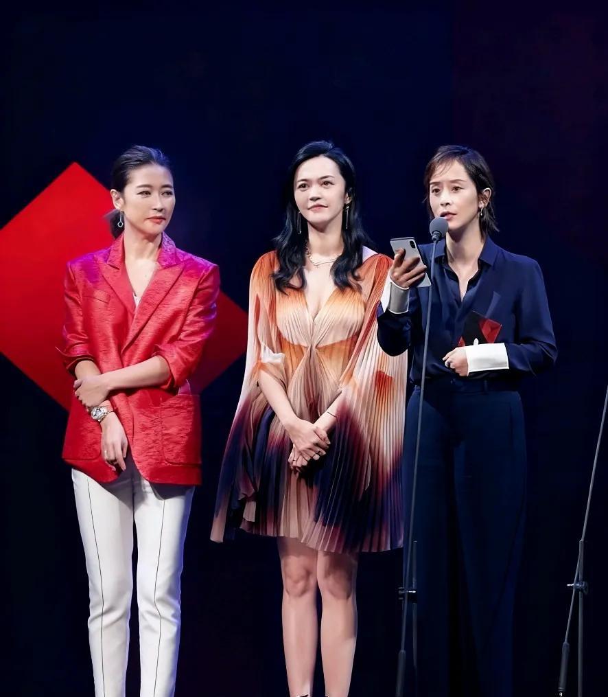 这样的同框画面，简直让人期待值拉满！首先映入眼帘的是姚晨，她身着一袭渐变百褶裙