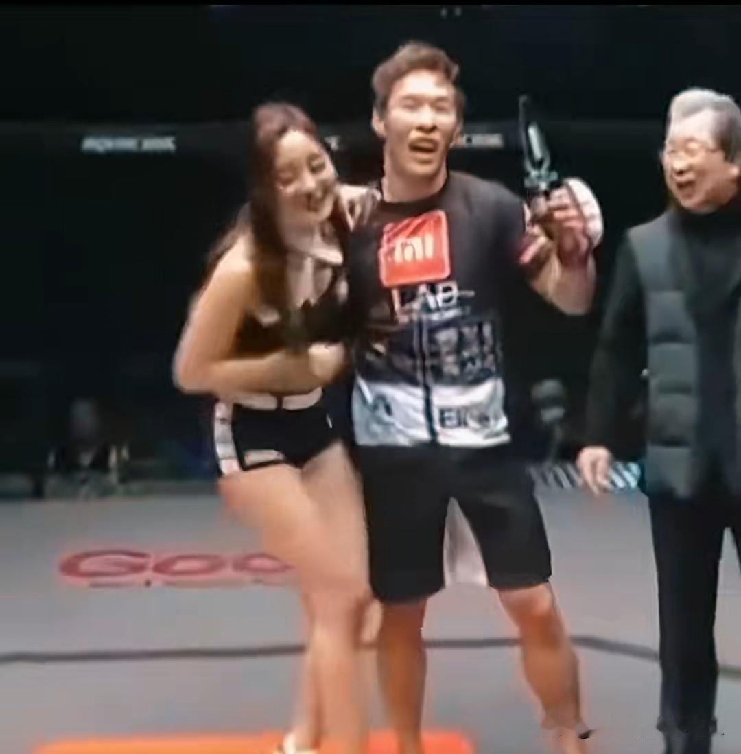 吃一个韩国的瓜，男子是朴大成，韩国RoadFC综合格斗选手。女子是崔雪华，Ro