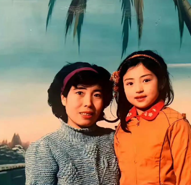 董璇小时候和妈妈，董璇和她女儿，董璇女儿也遗传了妈妈美貌，强大的基因