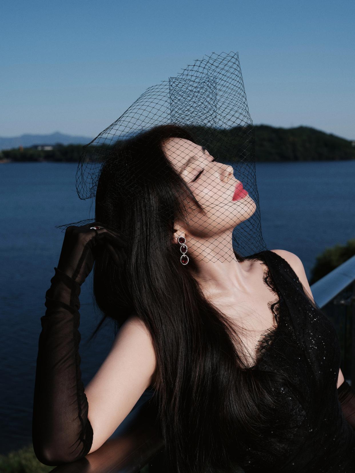 刘涛“桃”笑颜最动人：雾纱笼花，墨裙曳影