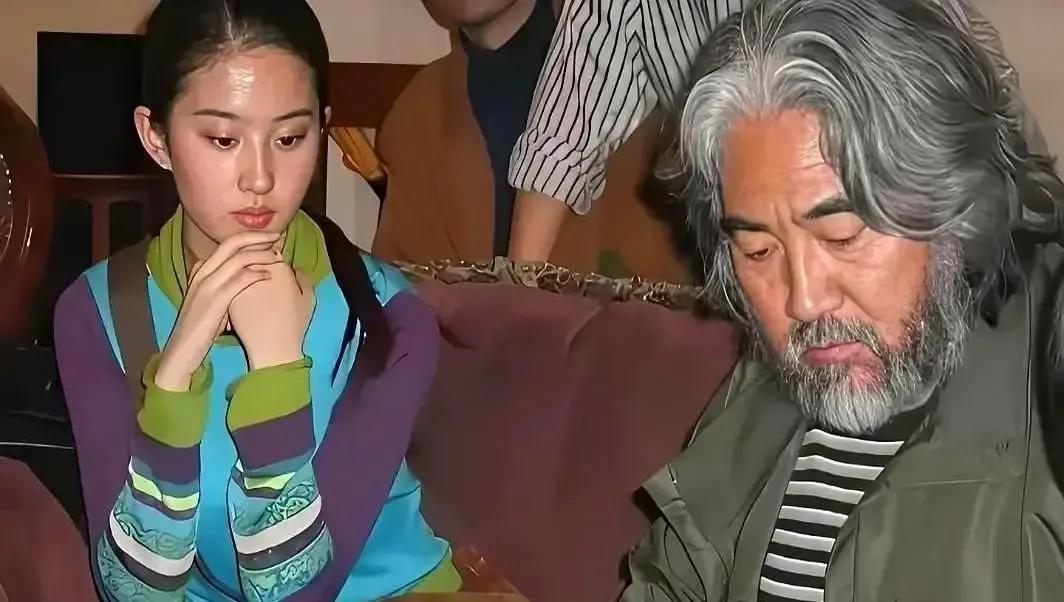 刷到一段老片场的旧视频，张纪中蹲在地上给17岁的刘亦菲理戏服飘带，顺手递水，画面