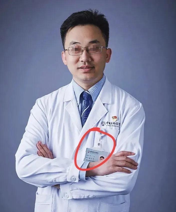 中午溜进三甲医院给主任医师哥哥送饭，撞见走廊公示栏里那张熟悉的脸。我压低声音问：
