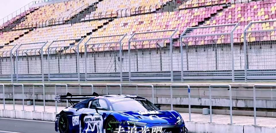 8月10日，上海国际赛车场因“硬件维护升级”闭馆啦，实则是王一博来封闭训练！他的