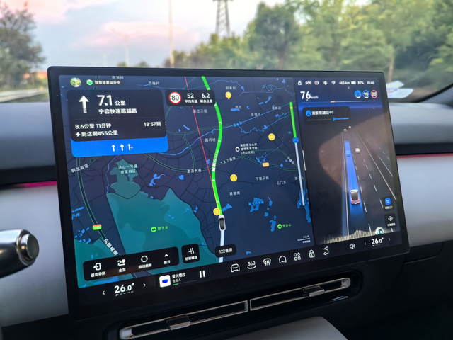 小鹏车机系统唯一的缺点小鹏P7+的大屏车机看起来确实非常爽，而且该有的功能都有