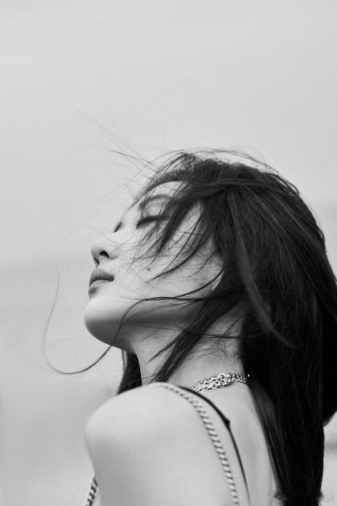 孙千东北女人的韵味孙千把东北女生的开阔感写进眉眼，坦荡直率，热烈自在。神态松弛不