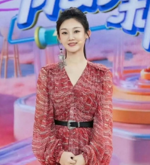 如果光看苗苗上半身，谁能料到这裙子是开叉的呢？