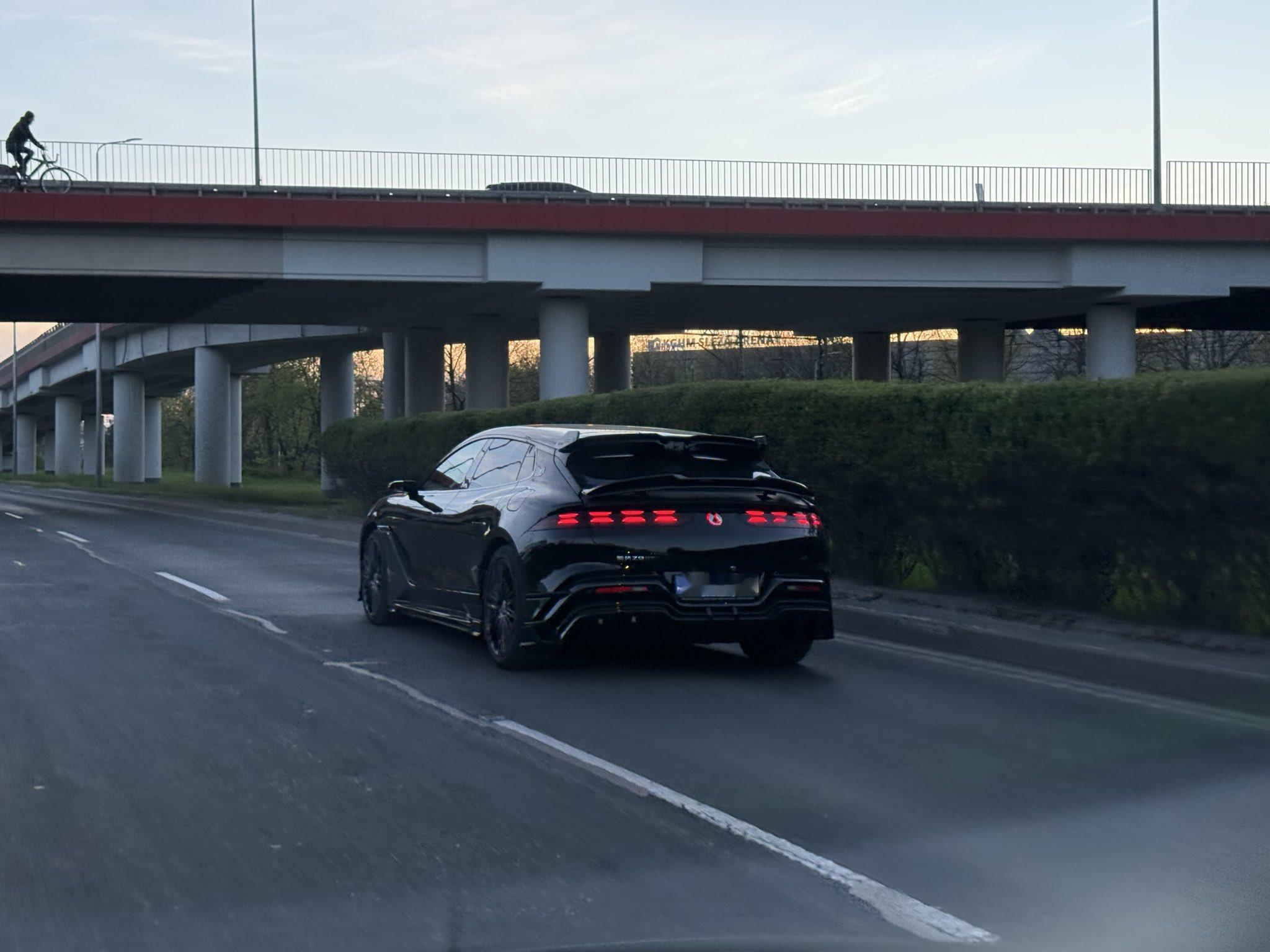 🔻波兰弗罗茨瓦夫公路上拍摄的照片。🔻进口车就是高级啊。海外新鲜事热点现场