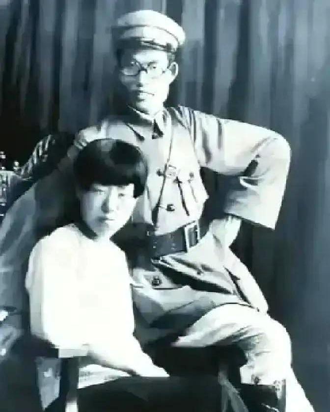 1940年延安，朱仲芷与萧劲光被迫解除婚姻，当时不少人传言她狠心抛下孩子，在背