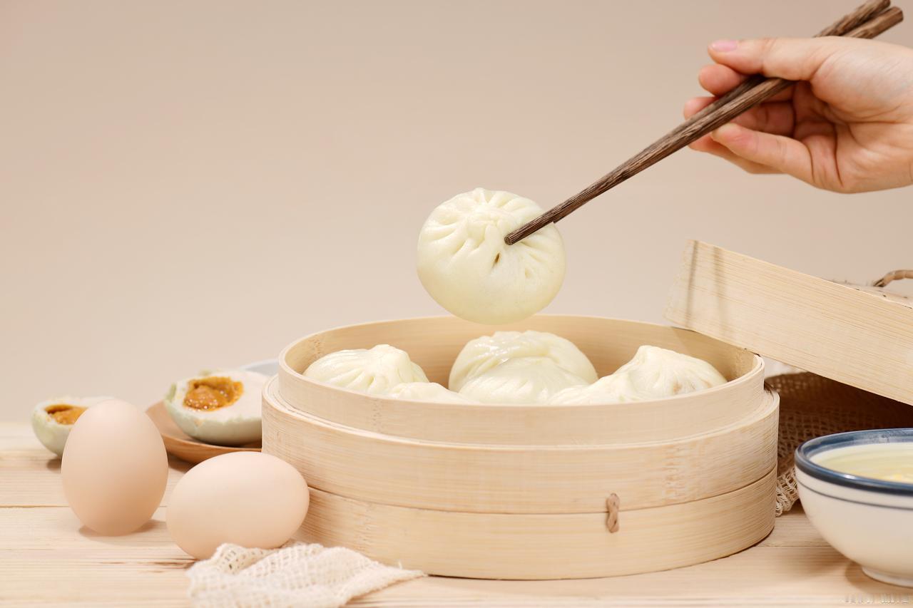 蒸包子不用提前发面，教你一招，包子蓬松软，不塌陷不回缩很多人蒸包子，最怕的就是
